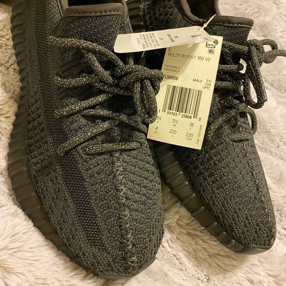 Black Yeezy 350 Boost w/ reflective laces size 4